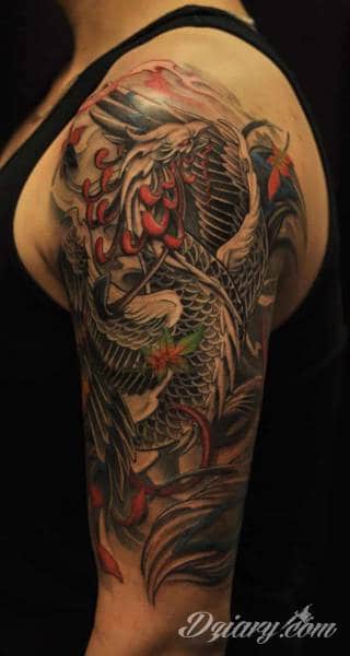 Niesamowite w swojej formie tatuaże-rękawy zajmują cała powierzchnię ramiona i przedramiona. Tworzą jednolitą zdobiącą ciało całość. Taki graficzny rękaw na skórze to tatuaż szczególnie ciekawy w przypadku aktywnych, silnych mężczyzn. 