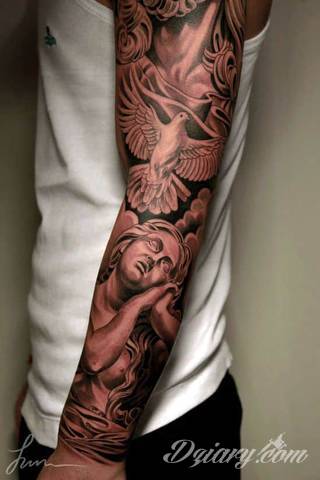 Niesamowite w swojej formie tatuaże-rękawy zajmują cała powierzchnię ramiona i przedramiona. Tworzą jednolitą zdobiącą ciało całość. Taki graficzny rękaw na skórze to tatuaż szczególnie ciekawy w przypadku aktywnych, silnych mężczyzn. 