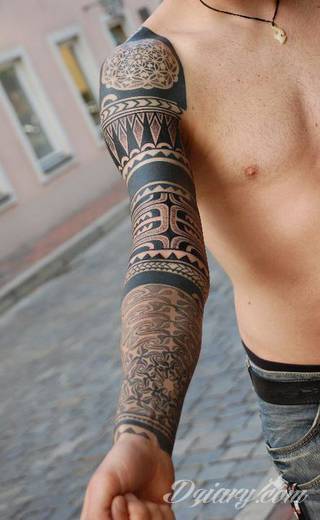 Niesamowite w swojej formie tatuaże-rękawy zajmują cała powierzchnię ramiona i przedramiona. Tworzą jednolitą zdobiącą ciało całość. Taki graficzny rękaw na skórze to tatuaż szczególnie ciekawy w przypadku aktywnych, silnych mężczyzn. 