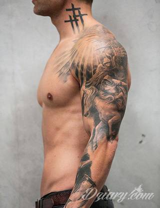 Niesamowite w swojej formie tatuaże-rękawy zajmują cała powierzchnię ramiona i przedramiona. Tworzą jednolitą zdobiącą ciało całość. Taki graficzny rękaw na skórze to tatuaż szczególnie ciekawy w przypadku aktywnych, silnych mężczyzn. 