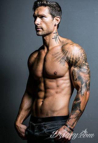 Niesamowite w swojej formie tatuaże-rękawy zajmują cała powierzchnię ramiona i przedramiona. Tworzą jednolitą zdobiącą ciało całość. Taki graficzny rękaw na skórze to tatuaż szczególnie ciekawy w przypadku aktywnych, silnych mężczyzn. 