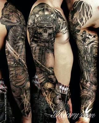 Niesamowite w swojej formie tatuaże-rękawy zajmują cała powierzchnię ramiona i przedramiona. Tworzą jednolitą zdobiącą ciało całość. Taki graficzny rękaw na skórze to tatuaż szczególnie ciekawy w przypadku aktywnych, silnych mężczyzn. 