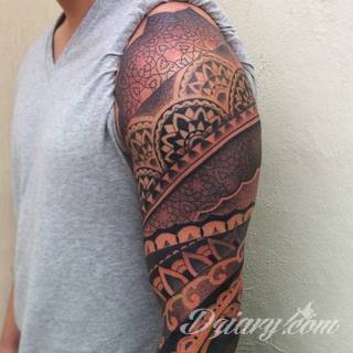 Niesamowite w swojej formie tatuaże-rękawy zajmują cała powierzchnię ramiona i przedramiona. Tworzą jednolitą zdobiącą ciało całość. Taki graficzny rękaw na skórze to tatuaż szczególnie ciekawy w przypadku aktywnych, silnych mężczyzn. 