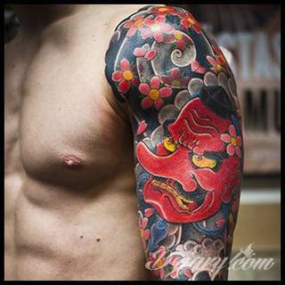 Niesamowite w swojej formie tatuaże-rękawy zajmują cała powierzchnię ramiona i przedramiona. Tworzą jednolitą zdobiącą ciało całość. Taki graficzny rękaw na skórze to tatuaż szczególnie ciekawy w przypadku aktywnych, silnych mężczyzn. 