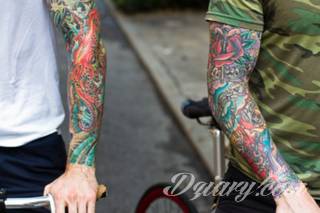 Niesamowite w swojej formie tatuaże-rękawy zajmują cała powierzchnię ramiona i przedramiona. Tworzą jednolitą zdobiącą ciało całość. Taki graficzny rękaw na skórze to tatuaż szczególnie ciekawy w przypadku aktywnych, silnych mężczyzn. 