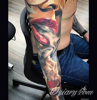 Niesamowite w swojej formie tatuaże-rękawy zajmują cała powierzchnię ramiona i przedramiona. Tworzą jednolitą zdobiącą ciało całość. Taki graficzny rękaw na skórze to tatuaż szczególnie ciekawy w przypadku aktywnych, silnych mężczyzn. 