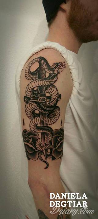 Niesamowite w swojej formie tatuaże-rękawy zajmują cała powierzchnię ramiona i przedramiona. Tworzą jednolitą zdobiącą ciało całość. Taki graficzny rękaw na skórze to tatuaż szczególnie ciekawy w przypadku aktywnych, silnych mężczyzn. 