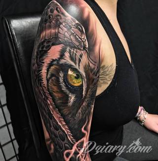 Niesamowite w swojej formie tatuaże-rękawy zajmują cała powierzchnię ramiona i przedramiona. Tworzą jednolitą zdobiącą ciało całość. Taki graficzny rękaw na skórze to tatuaż szczególnie ciekawy w przypadku aktywnych, silnych mężczyzn. 