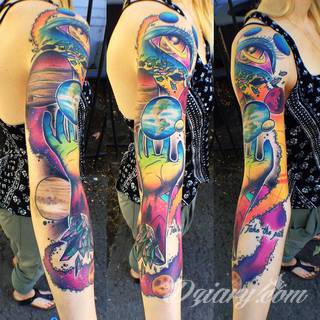 Niesamowite w swojej formie tatuaże-rękawy zajmują cała powierzchnię ramiona i przedramiona. Tworzą jednolitą zdobiącą ciało całość. Taki graficzny rękaw na skórze to tatuaż szczególnie ciekawy w przypadku aktywnych, silnych mężczyzn. 