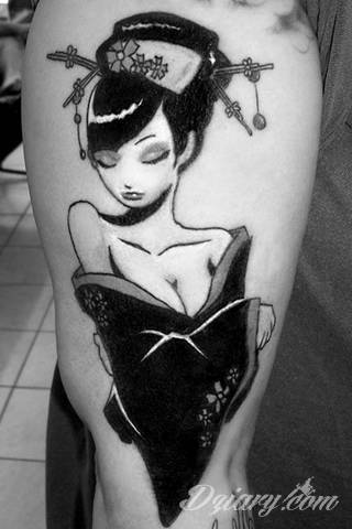 Niesamowite w swojej formie tatuaże-rękawy zajmują cała powierzchnię ramiona i przedramiona. Tworzą jednolitą zdobiącą ciało całość. Taki graficzny rękaw na skórze to tatuaż szczególnie ciekawy w przypadku aktywnych, silnych mężczyzn. 