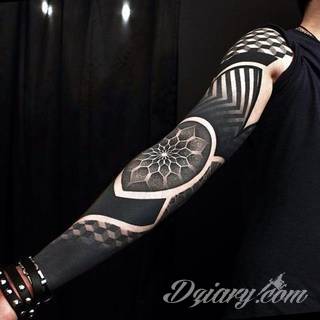 Niesamowite w swojej formie tatuaże-rękawy zajmują cała powierzchnię ramiona i przedramiona. Tworzą jednolitą zdobiącą ciało całość. Taki graficzny rękaw na skórze to tatuaż szczególnie ciekawy w przypadku aktywnych, silnych mężczyzn. 