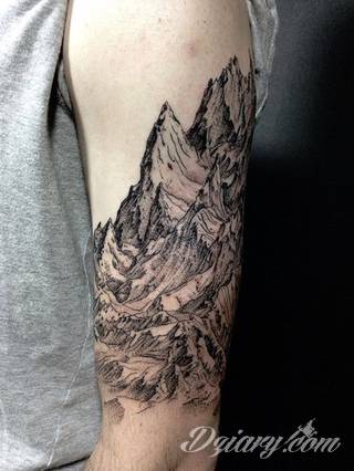 Niesamowite w swojej formie tatuaże-rękawy zajmują cała powierzchnię ramiona i przedramiona. Tworzą jednolitą zdobiącą ciało całość. Taki graficzny rękaw na skórze to tatuaż szczególnie ciekawy w przypadku aktywnych, silnych mężczyzn. 