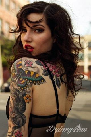 Niesamowite w swojej formie tatuaże-rękawy zajmują cała powierzchnię ramiona i przedramiona. Tworzą jednolitą zdobiącą ciało całość. Taki graficzny rękaw na skórze to tatuaż szczególnie ciekawy w przypadku aktywnych, silnych mężczyzn. 