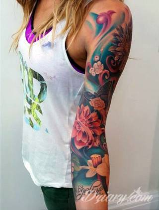 Niesamowite w swojej formie tatuaże-rękawy zajmują cała powierzchnię ramiona i przedramiona. Tworzą jednolitą zdobiącą ciało całość. Taki graficzny rękaw na skórze to tatuaż szczególnie ciekawy w przypadku aktywnych, silnych mężczyzn. 