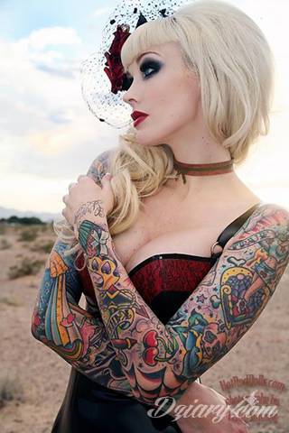 Niesamowite w swojej formie tatuaże-rękawy zajmują cała powierzchnię ramiona i przedramiona. Tworzą jednolitą zdobiącą ciało całość. Taki graficzny rękaw na skórze to tatuaż szczególnie ciekawy w przypadku aktywnych, silnych mężczyzn. 