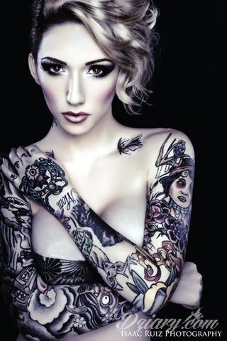 Niesamowite w swojej formie tatuaże-rękawy zajmują cała powierzchnię ramiona i przedramiona. Tworzą jednolitą zdobiącą ciało całość. Taki graficzny rękaw na skórze to tatuaż szczególnie ciekawy w przypadku aktywnych, silnych mężczyzn. 