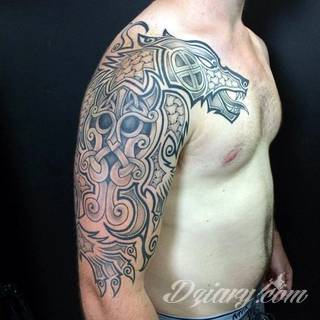 Niesamowite w swojej formie tatuaże-rękawy zajmują cała powierzchnię ramiona i przedramiona. Tworzą jednolitą zdobiącą ciało całość. Taki graficzny rękaw na skórze to tatuaż szczególnie ciekawy w przypadku aktywnych, silnych mężczyzn. 