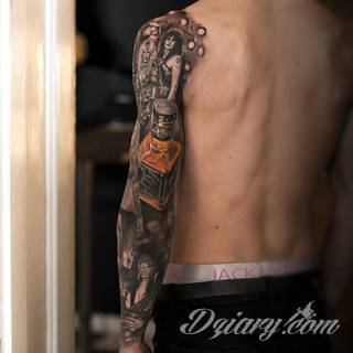 Niesamowite w swojej formie tatuaże-rękawy zajmują cała powierzchnię ramiona i przedramiona. Tworzą jednolitą zdobiącą ciało całość. Taki graficzny rękaw na skórze to tatuaż szczególnie ciekawy w przypadku aktywnych, silnych mężczyzn. 