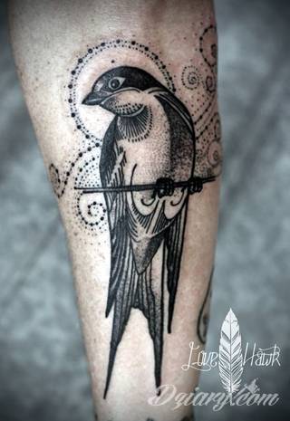 Niesamowite w swojej formie tatuaże-rękawy zajmują cała powierzchnię ramiona i przedramiona. Tworzą jednolitą zdobiącą ciało całość. Taki graficzny rękaw na skórze to tatuaż szczególnie ciekawy w przypadku aktywnych, silnych mężczyzn. 