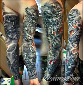 Niesamowite w swojej formie tatuaże-rękawy zajmują cała powierzchnię ramiona i przedramiona. Tworzą jednolitą zdobiącą ciało całość. Taki graficzny rękaw na skórze to tatuaż szczególnie ciekawy w przypadku aktywnych, silnych mężczyzn. 