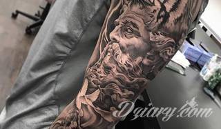 Niesamowite w swojej formie tatuaże-rękawy zajmują cała powierzchnię ramiona i przedramiona. Tworzą jednolitą zdobiącą ciało całość. Taki graficzny rękaw na skórze to tatuaż szczególnie ciekawy w przypadku aktywnych, silnych mężczyzn. 