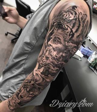 Niesamowite w swojej formie tatuaże-rękawy zajmują cała powierzchnię ramiona i przedramiona. Tworzą jednolitą zdobiącą ciało całość. Taki graficzny rękaw na skórze to tatuaż szczególnie ciekawy w przypadku aktywnych, silnych mężczyzn. 