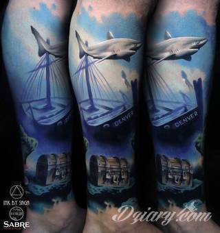 Niesamowite w swojej formie tatuaże-rękawy zajmują cała powierzchnię ramiona i przedramiona. Tworzą jednolitą zdobiącą ciało całość. Taki graficzny rękaw na skórze to tatuaż szczególnie ciekawy w przypadku aktywnych, silnych mężczyzn. 