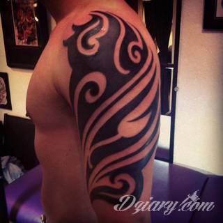 Niesamowite w swojej formie tatuaże-rękawy zajmują cała powierzchnię ramiona i przedramiona. Tworzą jednolitą zdobiącą ciało całość. Taki graficzny rękaw na skórze to tatuaż szczególnie ciekawy w przypadku aktywnych, silnych mężczyzn. 