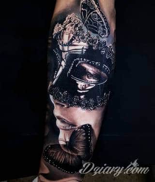 Niesamowite w swojej formie tatuaże-rękawy zajmują cała powierzchnię ramiona i przedramiona. Tworzą jednolitą zdobiącą ciało całość. Taki graficzny rękaw na skórze to tatuaż szczególnie ciekawy w przypadku aktywnych, silnych mężczyzn. 