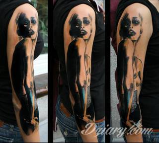 Niesamowite w swojej formie tatuaże-rękawy zajmują cała powierzchnię ramiona i przedramiona. Tworzą jednolitą zdobiącą ciało całość. Taki graficzny rękaw na skórze to tatuaż szczególnie ciekawy w przypadku aktywnych, silnych mężczyzn. 