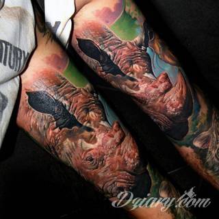 Niesamowite w swojej formie tatuaże-rękawy zajmują cała powierzchnię ramiona i przedramiona. Tworzą jednolitą zdobiącą ciało całość. Taki graficzny rękaw na skórze to tatuaż szczególnie ciekawy w przypadku aktywnych, silnych mężczyzn. 