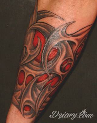 Niesamowite w swojej formie tatuaże-rękawy zajmują cała powierzchnię ramiona i przedramiona. Tworzą jednolitą zdobiącą ciało całość. Taki graficzny rękaw na skórze to tatuaż szczególnie ciekawy w przypadku aktywnych, silnych mężczyzn. 