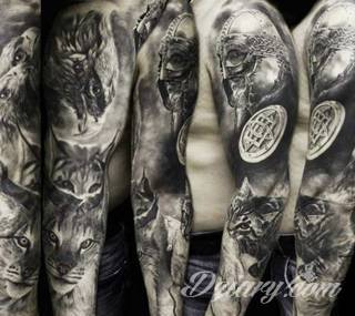 Niesamowite w swojej formie tatuaże-rękawy zajmują cała powierzchnię ramiona i przedramiona. Tworzą jednolitą zdobiącą ciało całość. Taki graficzny rękaw na skórze to tatuaż szczególnie ciekawy w przypadku aktywnych, silnych mężczyzn. 