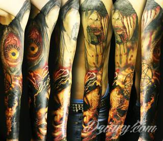 Niesamowite w swojej formie tatuaże-rękawy zajmują cała powierzchnię ramiona i przedramiona. Tworzą jednolitą zdobiącą ciało całość. Taki graficzny rękaw na skórze to tatuaż szczególnie ciekawy w przypadku aktywnych, silnych mężczyzn. 