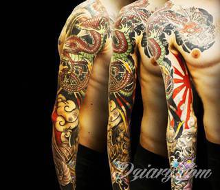 Niesamowite w swojej formie tatuaże-rękawy zajmują cała powierzchnię ramiona i przedramiona. Tworzą jednolitą zdobiącą ciało całość. Taki graficzny rękaw na skórze to tatuaż szczególnie ciekawy w przypadku aktywnych, silnych mężczyzn. 