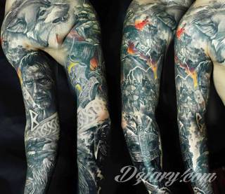 Niesamowite w swojej formie tatuaże-rękawy zajmują cała powierzchnię ramiona i przedramiona. Tworzą jednolitą zdobiącą ciało całość. Taki graficzny rękaw na skórze to tatuaż szczególnie ciekawy w przypadku aktywnych, silnych mężczyzn. 