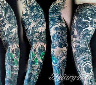 Niesamowite w swojej formie tatuaże-rękawy zajmują cała powierzchnię ramiona i przedramiona. Tworzą jednolitą zdobiącą ciało całość. Taki graficzny rękaw na skórze to tatuaż szczególnie ciekawy w przypadku aktywnych, silnych mężczyzn. 