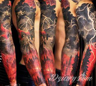 Niesamowite w swojej formie tatuaże-rękawy zajmują cała powierzchnię ramiona i przedramiona. Tworzą jednolitą zdobiącą ciało całość. Taki graficzny rękaw na skórze to tatuaż szczególnie ciekawy w przypadku aktywnych, silnych mężczyzn. 