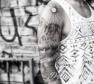 Niesamowite w swojej formie tatuaże-rękawy zajmują cała powierzchnię ramiona i przedramiona. Tworzą jednolitą zdobiącą ciało całość. Taki graficzny rękaw na skórze to tatuaż szczególnie ciekawy w przypadku aktywnych, silnych mężczyzn. 