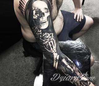 Niesamowite w swojej formie tatuaże-rękawy zajmują cała powierzchnię ramiona i przedramiona. Tworzą jednolitą zdobiącą ciało całość. Taki graficzny rękaw na skórze to tatuaż szczególnie ciekawy w przypadku aktywnych, silnych mężczyzn. 