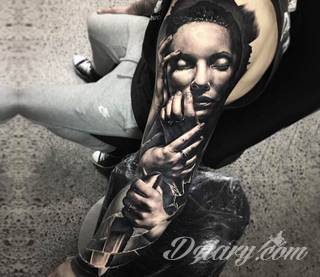 Niesamowite w swojej formie tatuaże-rękawy zajmują cała powierzchnię ramiona i przedramiona. Tworzą jednolitą zdobiącą ciało całość. Taki graficzny rękaw na skórze to tatuaż szczególnie ciekawy w przypadku aktywnych, silnych mężczyzn. 