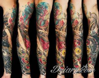 Niesamowite w swojej formie tatuaże-rękawy zajmują cała powierzchnię ramiona i przedramiona. Tworzą jednolitą zdobiącą ciało całość. Taki graficzny rękaw na skórze to tatuaż szczególnie ciekawy w przypadku aktywnych, silnych mężczyzn. 