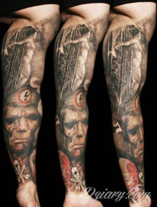 Niesamowite w swojej formie tatuaże-rękawy zajmują cała powierzchnię ramiona i przedramiona. Tworzą jednolitą zdobiącą ciało całość. Taki graficzny rękaw na skórze to tatuaż szczególnie ciekawy w przypadku aktywnych, silnych mężczyzn. 