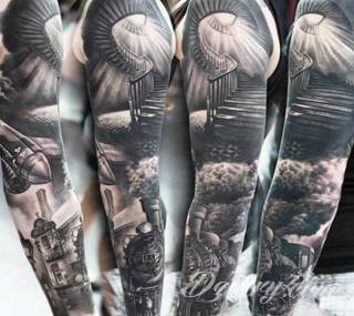 Niesamowite w swojej formie tatuaże-rękawy zajmują cała powierzchnię ramiona i przedramiona. Tworzą jednolitą zdobiącą ciało całość. Taki graficzny rękaw na skórze to tatuaż szczególnie ciekawy w przypadku aktywnych, silnych mężczyzn. 