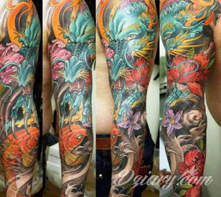 Niesamowite w swojej formie tatuaże-rękawy zajmują cała powierzchnię ramiona i przedramiona. Tworzą jednolitą zdobiącą ciało całość. Taki graficzny rękaw na skórze to tatuaż szczególnie ciekawy w przypadku aktywnych, silnych mężczyzn. 