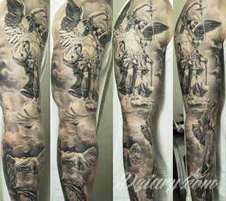 Niesamowite w swojej formie tatuaże-rękawy zajmują cała powierzchnię ramiona i przedramiona. Tworzą jednolitą zdobiącą ciało całość. Taki graficzny rękaw na skórze to tatuaż szczególnie ciekawy w przypadku aktywnych, silnych mężczyzn. 