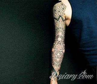 Niesamowite w swojej formie tatuaże-rękawy zajmują cała powierzchnię ramiona i przedramiona. Tworzą jednolitą zdobiącą ciało całość. Taki graficzny rękaw na skórze to tatuaż szczególnie ciekawy w przypadku aktywnych, silnych mężczyzn. 