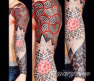 Niesamowite w swojej formie tatuaże-rękawy zajmują cała powierzchnię ramiona i przedramiona. Tworzą jednolitą zdobiącą ciało całość. Taki graficzny rękaw na skórze to tatuaż szczególnie ciekawy w przypadku aktywnych, silnych mężczyzn. 