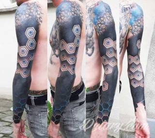 Niesamowite w swojej formie tatuaże-rękawy zajmują cała powierzchnię ramiona i przedramiona. Tworzą jednolitą zdobiącą ciało całość. Taki graficzny rękaw na skórze to tatuaż szczególnie ciekawy w przypadku aktywnych, silnych mężczyzn. 