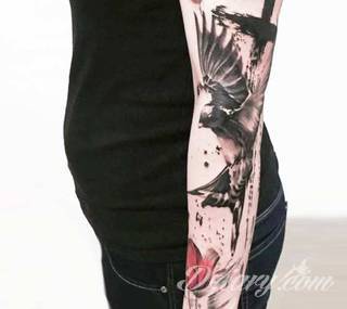 Niesamowite w swojej formie tatuaże-rękawy zajmują cała powierzchnię ramiona i przedramiona. Tworzą jednolitą zdobiącą ciało całość. Taki graficzny rękaw na skórze to tatuaż szczególnie ciekawy w przypadku aktywnych, silnych mężczyzn. 